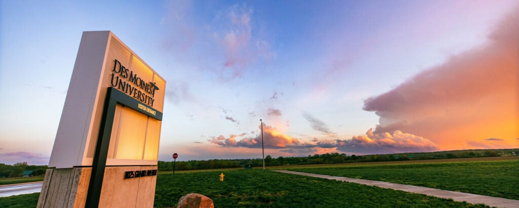 Image of Des Moines sign against skyscape